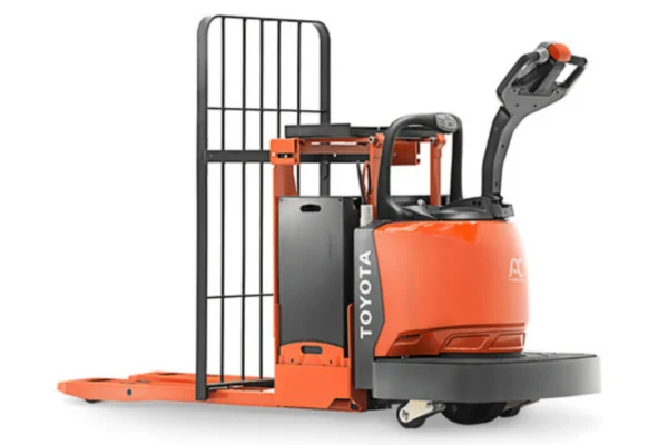 Toyota 8HBE30 | 48‘’ Forks | 6000 lbs. | Ride-On Electric Pallet Lift